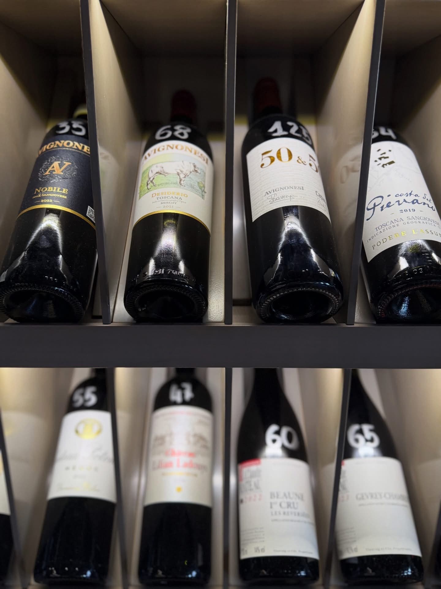 Le bottiglie numerate nella cantina dei vini