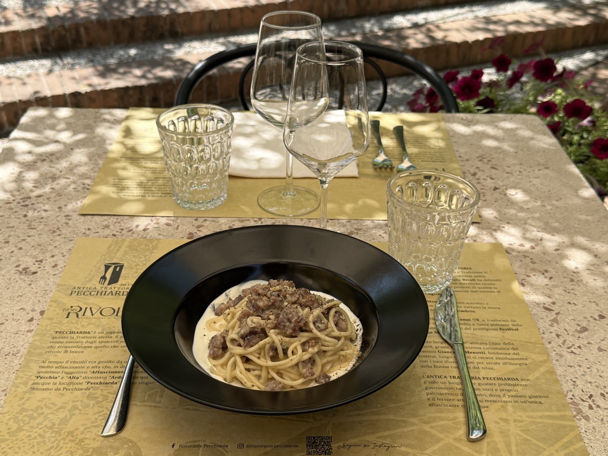 Un piatto di pasta sulla tavola nella corte