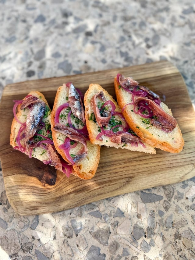 Crostone pane con burro e Alici